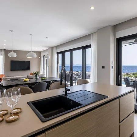 Villa Mare & Luce - Beachfront Complex Pijavicino