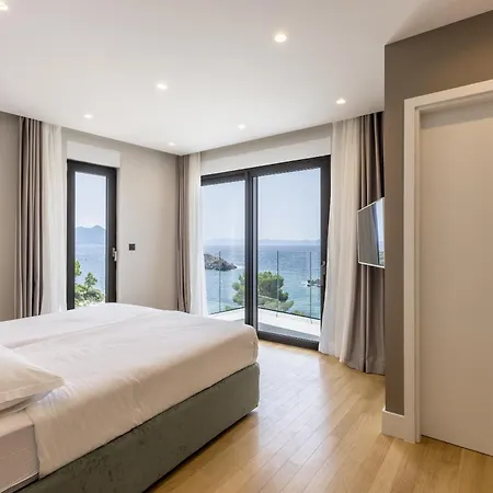 Villa Mare & Luce - Beachfront Complex Pijavicino
